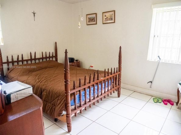 1565 NW 127th St, North Miami FL 33167