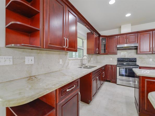611 SW 8th St, Hallandale Beach FL 33009