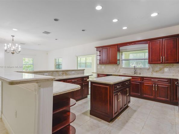611 SW 8th St, Hallandale Beach FL 33009