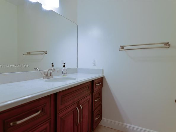 611 SW 8th St, Hallandale Beach FL 33009