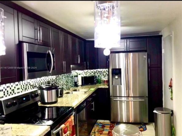 9403 SW 76th St Y17, Miami FL 33173