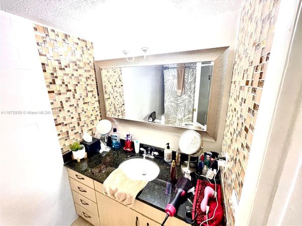 9403 SW 76th St Y17, Miami FL 33173