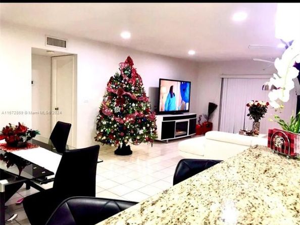 9403 SW 76th St Y17, Miami FL 33173