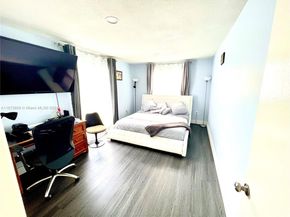 9403 SW 76th St Y17, Miami FL 33173