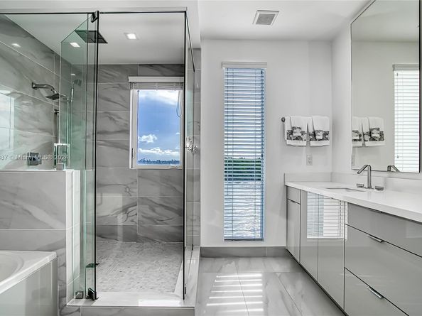 Undisclosed Address #A11659387, Hollywood FL 33019
