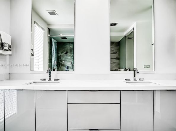 Undisclosed Address #A11659387, Hollywood FL 33019
