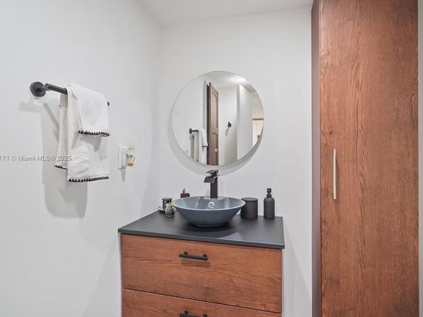 1901 Brickell Ave B1706, Miami FL 33129