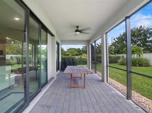 8036 NW 78th St, Tamarac FL 33321