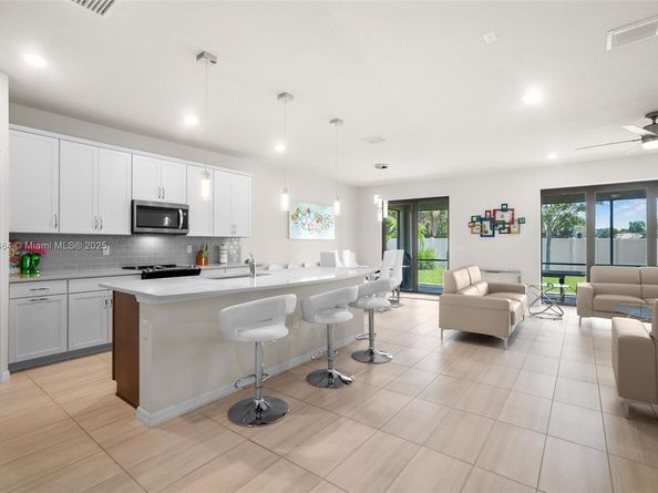 8036 NW 78th St, Tamarac FL 33321