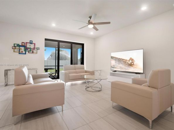 8036 NW 78th St, Tamarac FL 33321