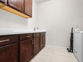 8036 NW 78th St, Tamarac FL 33321