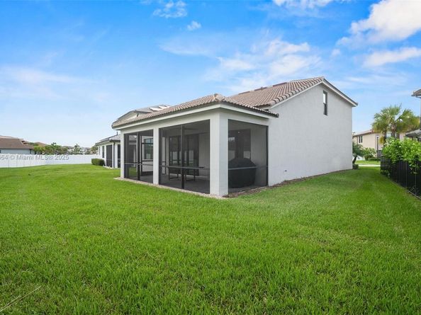 8036 NW 78th St, Tamarac FL 33321