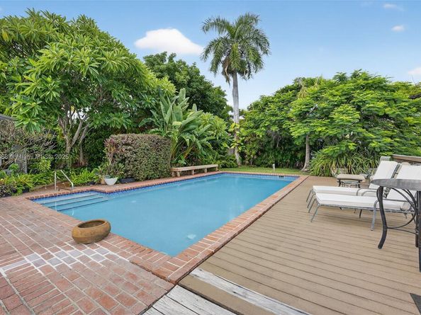 1733 NE 35th St, Oakland Park FL 33334