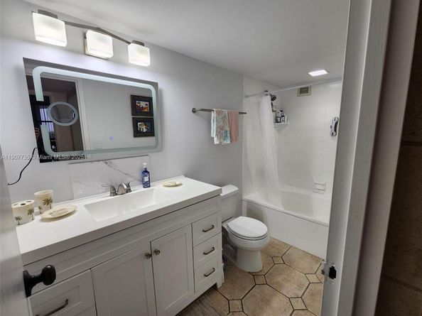 600 Parkview Dr 911, Hallandale Beach FL 33009