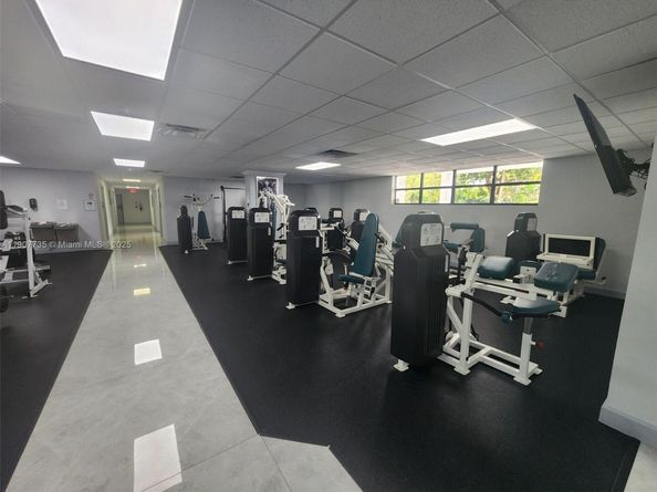 600 Parkview Dr 911, Hallandale Beach FL 33009