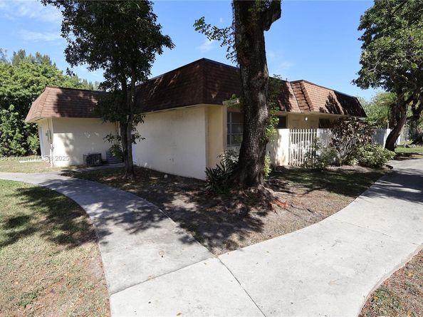 7825 Miller Dr C211, Miami FL 33155