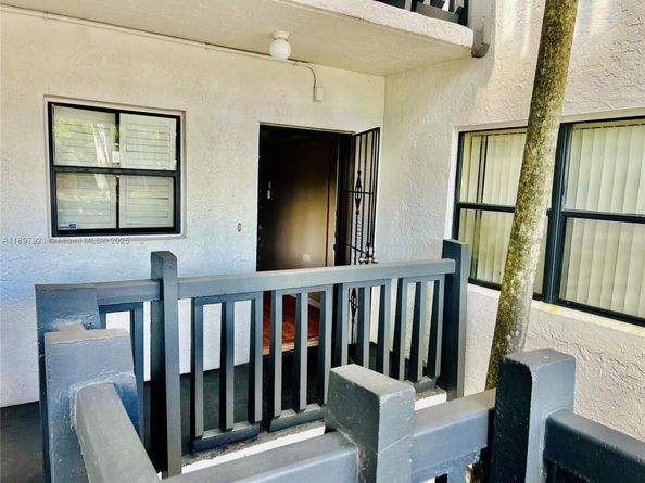 1021 Mockingbird Ln 215, Plantation FL 33324