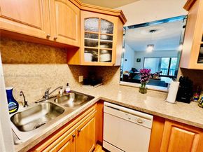 1021 Mockingbird Ln 215, Plantation FL 33324