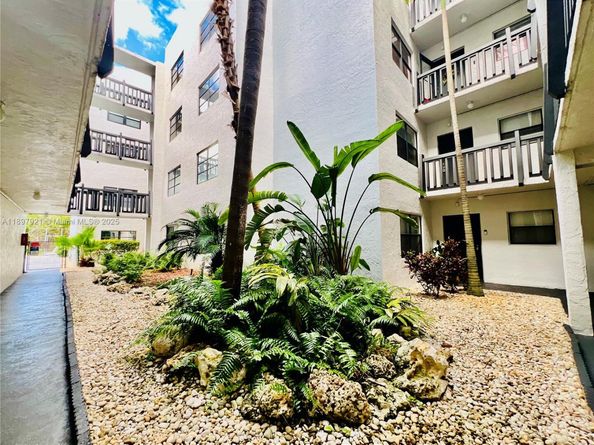 1021 Mockingbird Ln 215, Plantation FL 33324