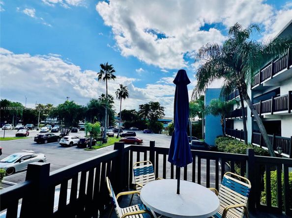 1021 Mockingbird Ln 215, Plantation FL 33324
