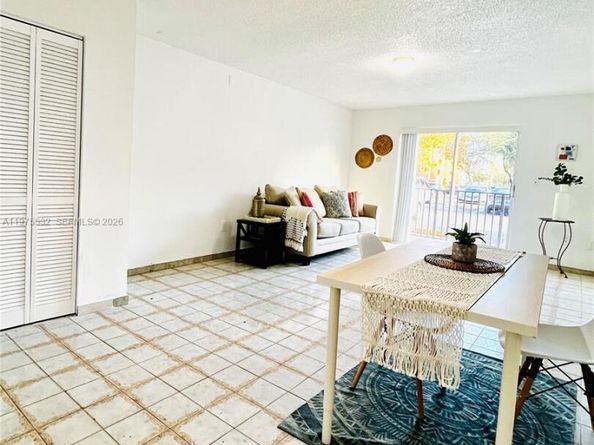 4721 NW 7th St 10212, Miami FL 33126