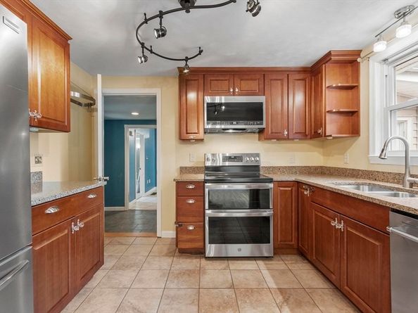 2 Stratton Dr, Hudson MA 01749