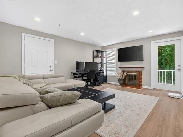 7 Thoreau Ct 8, Natick MA 01760