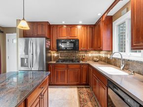 17 Buchanan Ln, Weymouth MA 02190