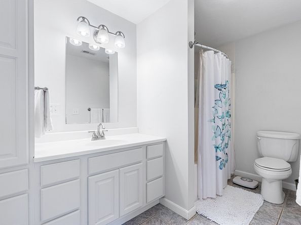 17 Buchanan Ln, Weymouth MA 02190