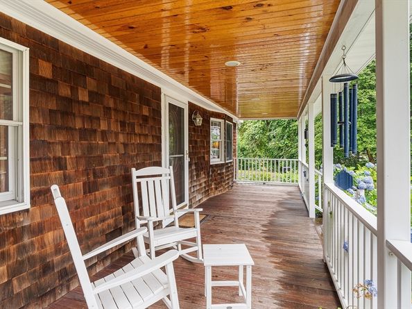 17 Buchanan Ln, Weymouth MA 02190