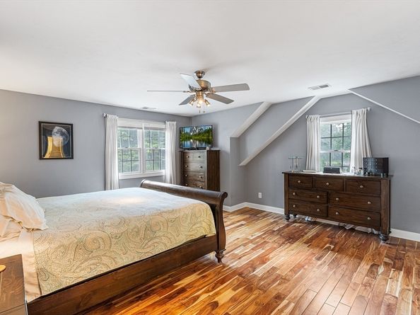 17 Buchanan Ln, Weymouth MA 02190