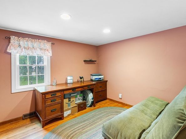 17 Buchanan Ln, Weymouth MA 02190