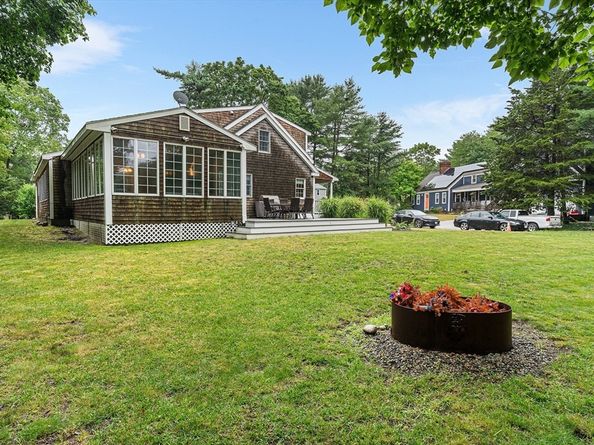 17 Buchanan Ln, Weymouth MA 02190