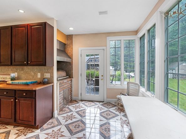 17 Buchanan Ln, Weymouth MA 02190