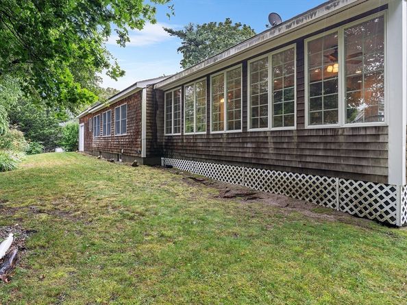 17 Buchanan Ln, Weymouth MA 02190