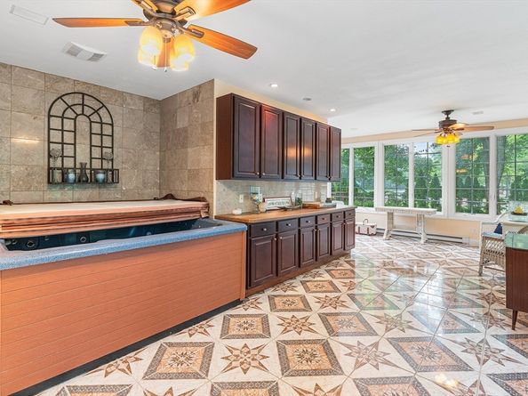 17 Buchanan Ln, Weymouth MA 02190