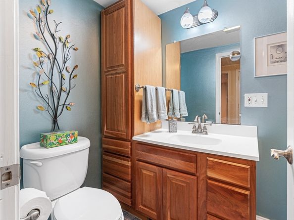 17 Buchanan Ln, Weymouth MA 02190