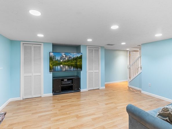 17 Buchanan Ln, Weymouth MA 02190