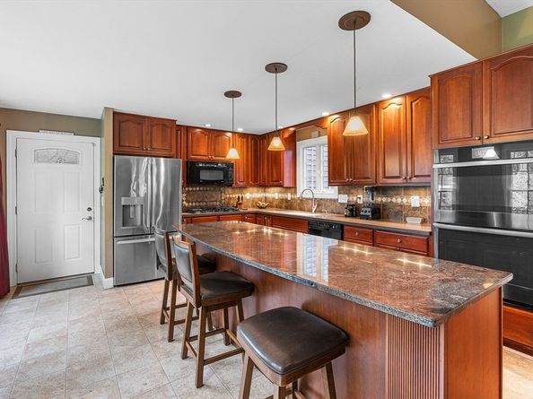 17 Buchanan Ln, Weymouth MA 02190