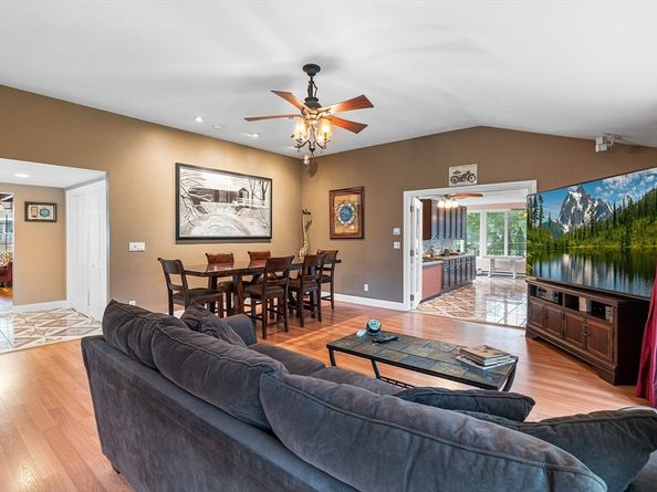 17 Buchanan Ln, Weymouth MA 02190