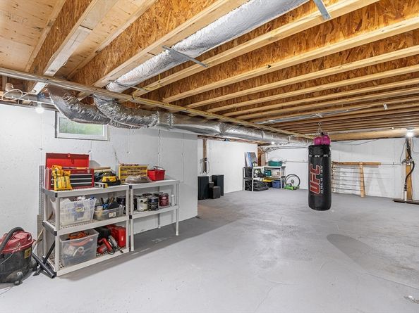 17 Buchanan Ln, Weymouth MA 02190