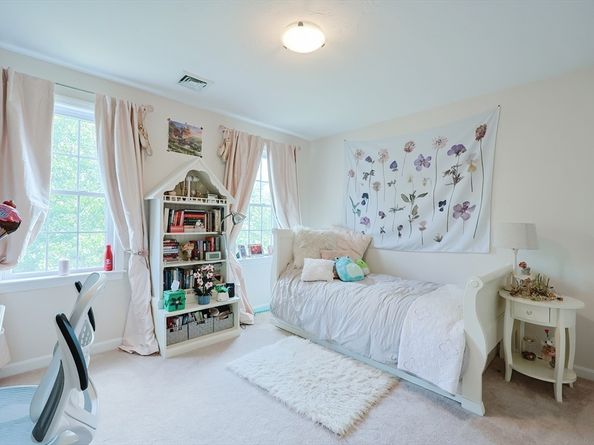 11 Heron Ln, Hopedale MA 01747