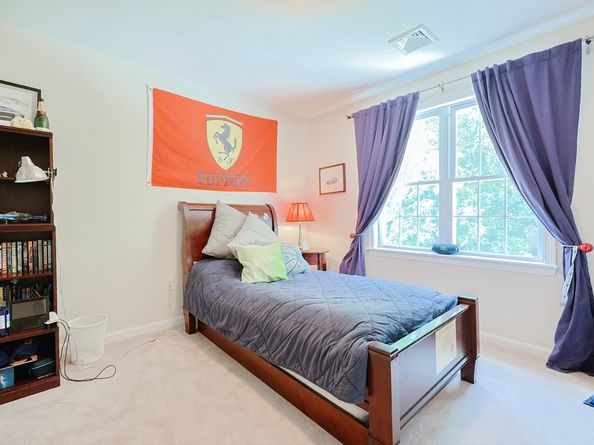11 Heron Ln, Hopedale MA 01747