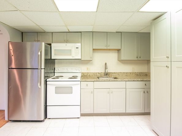 9 Shadowbrook Ln 27, Milford MA 01757