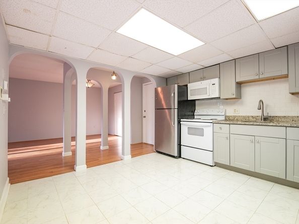9 Shadowbrook Ln 27, Milford MA 01757