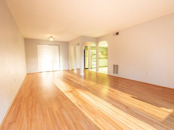 9 Shadowbrook Ln 27, Milford MA 01757