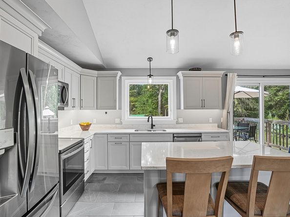 8 Hillside Dr, Sturbridge MA 01566