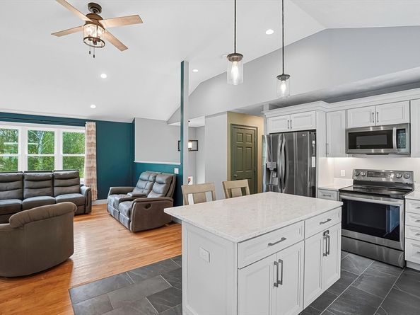 8 Hillside Dr, Sturbridge MA 01566