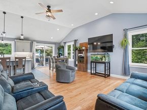 8 Hillside Dr, Sturbridge MA 01566