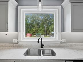 8 Hillside Dr, Sturbridge MA 01566